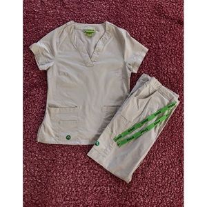 CROCS Light Grey XS/TP Scrub Top and Pants Set